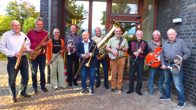 Alle zehn Mitwirkende trafen sich vor dem Konzert am Eingang des Mehrgenerationenhauses für ein Gruppenphoto ( v.r.n.l. Rudi Trinkaus, Andreas Eichner, Helmut Hamberger, Ernst Knorpp, Detlev Tietz, Fritz Resech, Michael Jaszowski, Katja Bönninghoff, Johannes Mühleck, Werner Philipp). | Foto: privat