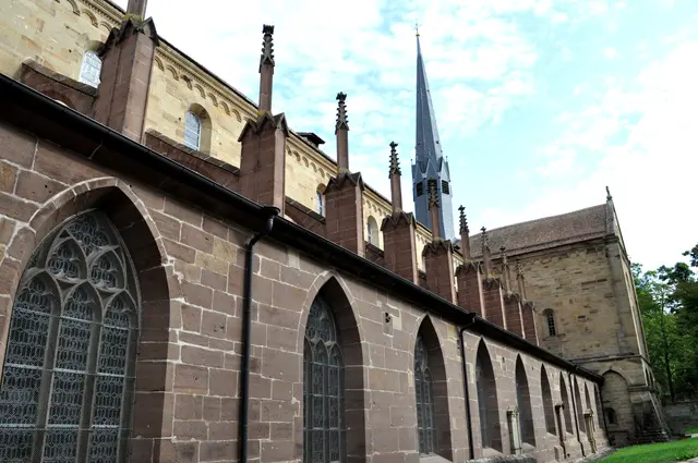 Blick in den Innenhof und auf den markanten Kirchturm. | Foto: Daniela Somers