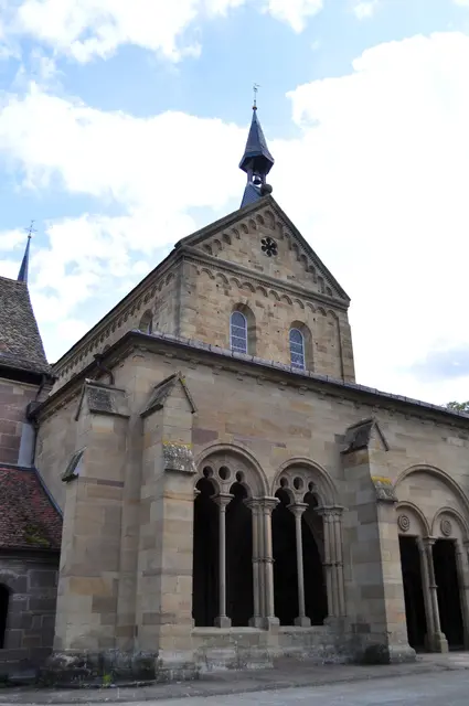 Die Klosterkirche mit dem Vorbau. Die Kirche wurde als erstes gebaut. Geweiht wurde sie im Jahr 1178. | Foto: Daniela Somers