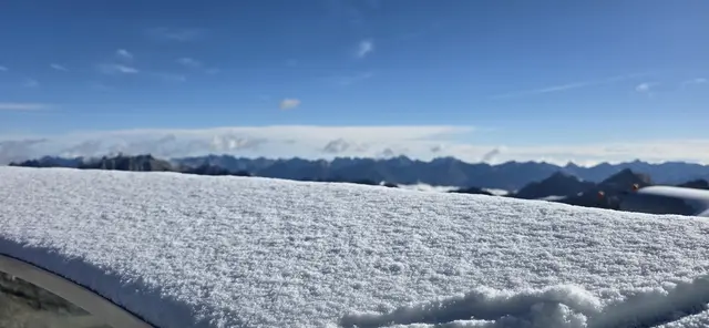 Die erklärende Rundumtafel ist mit Neuschnee der vergangenen Nacht bedeckt. | Foto: privat Sibylle und Robert Tröber