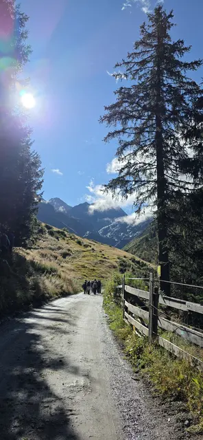 Ein Teil der Gruppe bleibt auf dem breiten Weg ... | Foto: privat Sibylle und Robert Tröber