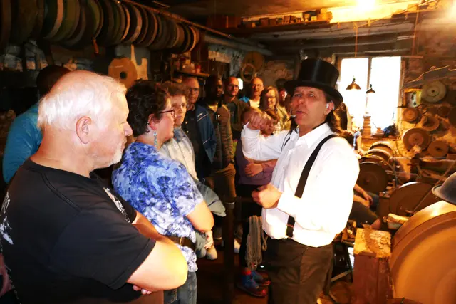 Daniel Seybold erklärte den vielen Besuchern die historische Schleifmühle sehr lebendig. Foto Kurt Sartorius. | Foto: Kurt Sartorius