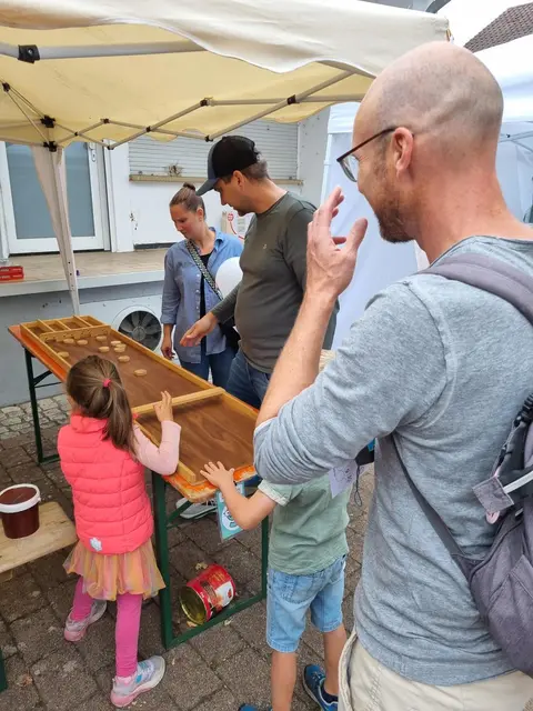 Beim Spielmobil der APIS – ein origineller Firetruck mit dem kleinsten Kino der Welt – hatten die Kinder viel Spaß bei den verschiedenen Spielstationen. | Foto: Jochen Baral