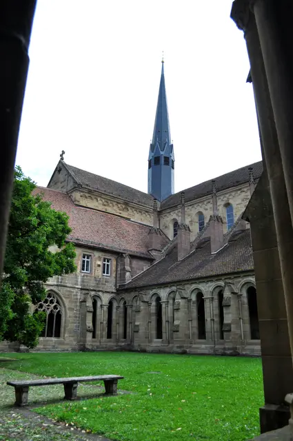Blick in den Innenhof des Kreuzgangs und auf den markanten Kirchturm. | Foto: Daniela Somers