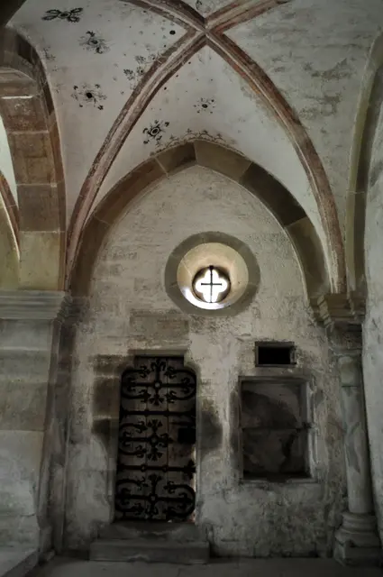 Sogenannte Totenpforte im südlichen Querhaus. Durch diese Pforte im südlichen Querarm erhielten die Mönche direkten Zugang zu einer angebauten Sakristei. | Foto: Daniela Somers