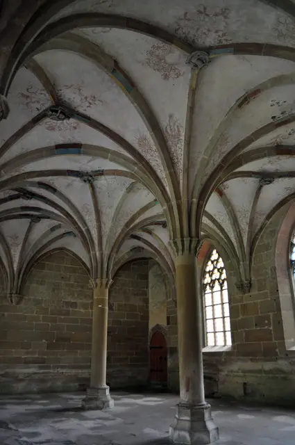 Die Decke im Kapitelsaal ist wunderschön verziert. Die Darstellungen allerdings befassen sich mit allem woran Jesus litt. Rute, Hammer und Kreuz sind dort dargestellt. | Foto: Daniela Somers
