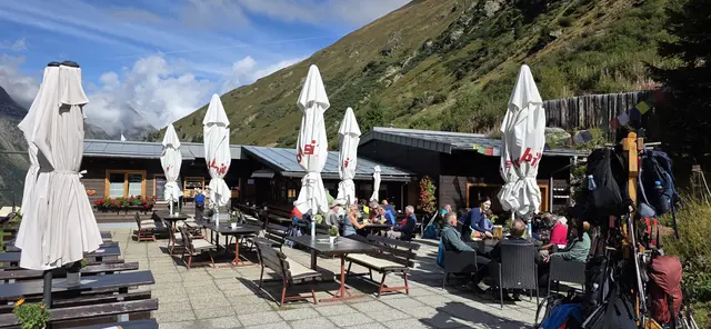 Wir verweilen für eine Trinkpause und genießen die Aussicht und den freundlichen Service. | Foto: privat Sibylle und Robert Tröber