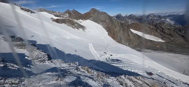 Am 27. September beginnt die Skisaison ... es wird schon mal Schnee geschoben. | Foto: privat Sibylle und Robert Tröber