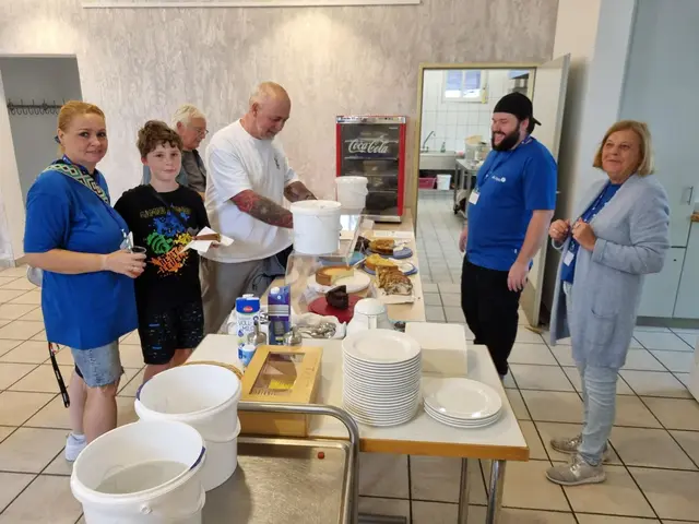 Die Gäste genossen beim verkaufsoffenen Sonntag in der Alten Kelter heißen Kaffee und selbstgebackenen Kuchen. | Foto: Jochen Baral