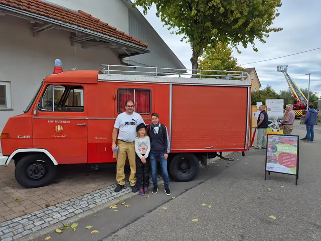 Am verkaufsoffenen Sonntag lockte das Spielmobil der APIS – ein origineller Firetruck-Oldtimer mit dem kleinsten Kino der Welt – viele kleine und große Besucher an.  | Foto: Björn Lachat