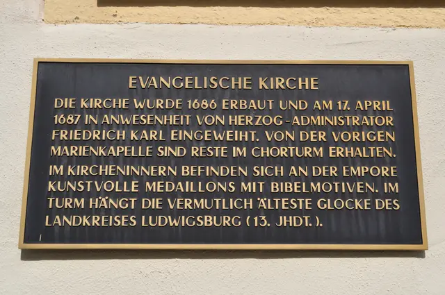 Tafel an der Kirche. Leider konnte ich sie nicht besichtigen. | Foto: Daniela Somers