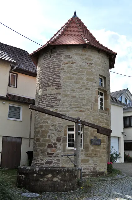 Der Mäuseturm. Er ist ein Überbleibsel eines Schlosses in der Mitte des Dorfs. | Foto: Daniela Somers