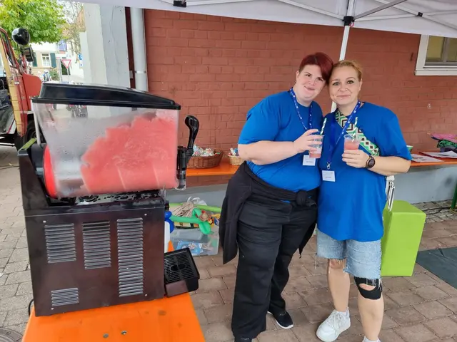Am verkaufsoffenen Sonntag lockte das Spielmobil der APIS – ein origineller Firetruck mit dem kleinsten Kino der Welt, Slush-Eis und Popcorn – viele kleine und große Besucher an. Das starke Team am Info-Stand und Slush-Eis-Verkauf. | Foto: Jochen Baral