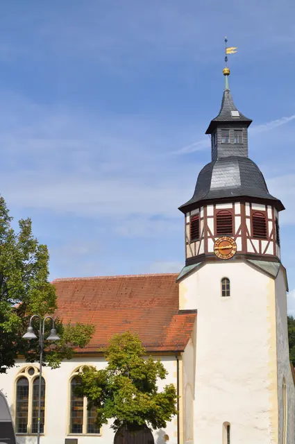 Kirchturm der ev. Kirche in Freudental. Über dem Fachwerk hat der Turm eine schiefergedeckte Welsche Haube mit Laterne. Leider war die Kirche geschlossen. Denn im Turmchor sind wohl noch Überreste einer Marienkapelle zu sehen und die Ausstattung wird im Internet als wertvoll beschrieben. | Foto: Daniela Somers