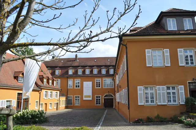 Das hintere Gebäude ist das Haupthaus gewesen. Links der Ökonomieflügel und rechts der Kavaliersbau. | Foto: Daniela Somers