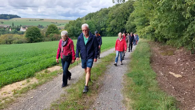 Mit flottem Schritt bergauf | Foto: Elfriede Baier 