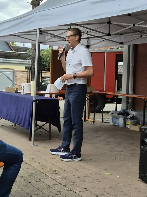 Beim verkaufsoffenen Sonntag in Botenheim begrüßte Bürgermeister Thomas Csaszar nach dem fröhlichen Familiengottesdienst unter freiem Himmel die Besucher und lud ein, die Gewerbeschau zu erkunden. | Foto: Julia Feldhaus