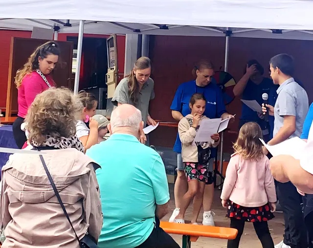Beim verkaufsoffenen Sonntag in Botenheim an der Alten Kelter spielten beim fröhlichen Familiengottesdienst unter freiem Himmel mehrere Familien das biblische Anspiel "Jesus segnet die Kinder".  | Foto: Nina Scheer