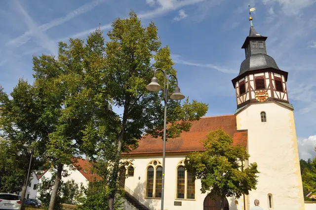 Die Saalkirche wurde 1686/87 erbaut. Der Chorturm wurde 1687 mit einem achteckigen Geschoss aus Holzfachwerk aufgestockt. | Foto: Daniela Somers