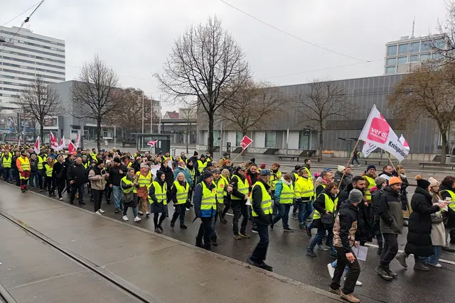 Extraprofite der Energiekonzerne und eine aufgeblähte Spekulation führten 2022 / 23 zu einer galoppierenden Inflation. Nicht die Krankenschwester oder der Busfahrer waren der Auslöser. Ihnen blieb nur der Weg, durch Kampf dem Reallohnverlust entgegenzusteuern. Bild: Demo im Tarifkampf des Öffentlichen Dienstes in Heilbronn, Feb. 2025 | Foto: MLPD