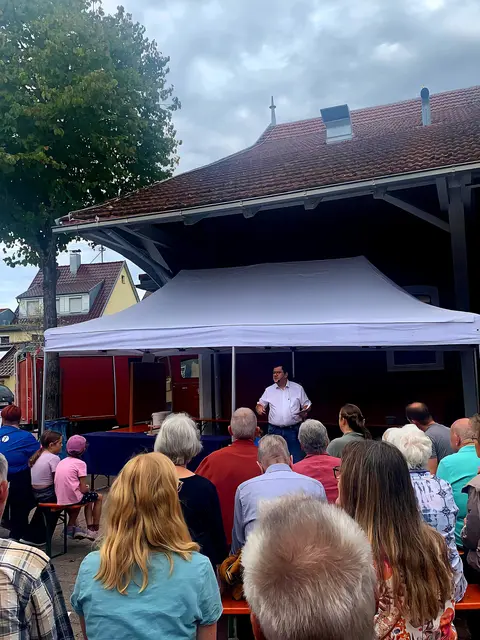 Beim verkaufsoffenen Sonntag in Botenheim lud Gemeinschaftspastor Jochen Baral beim fröhlichen Familiengottesdienst der Apis unter freiem Himmel die zahlreichen Gäste ein, sich wie damals zur Zeit Jesu von Jesus segnen zu lassen. 
Jesus erklärte damals: "Lasset die Kinder zu mir kommen und wehret ihnen nicht, denn solchen gehört das Reich Gottes. 17 Wahrlich, ich sage euch: Wer nicht das Reich Gottes annimmt wie ein Kind, der wird nicht hineinkommen." (Lukas 18, 16-17) | Foto: Nina Scheer