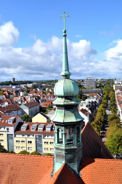 Vom Glockenturm aus sieht man über die Stadt und auch das Vierungstürmchen über dem Querdach kann man so genauer anschauen. | Foto: Daniela Somers