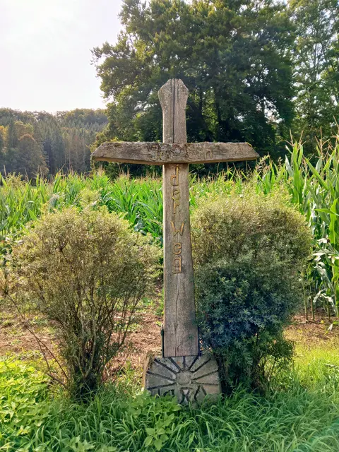 Ein sehr schönes hölzernes Wegekreuz.   | Foto: sigischlottke