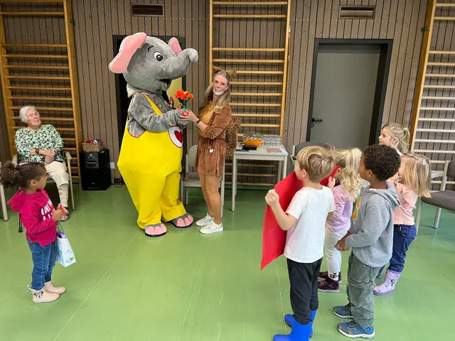 Frau Petra Kreiser mit dem Olgalino bei der Geschenkeübergabe. | Foto: Petra Kreiser