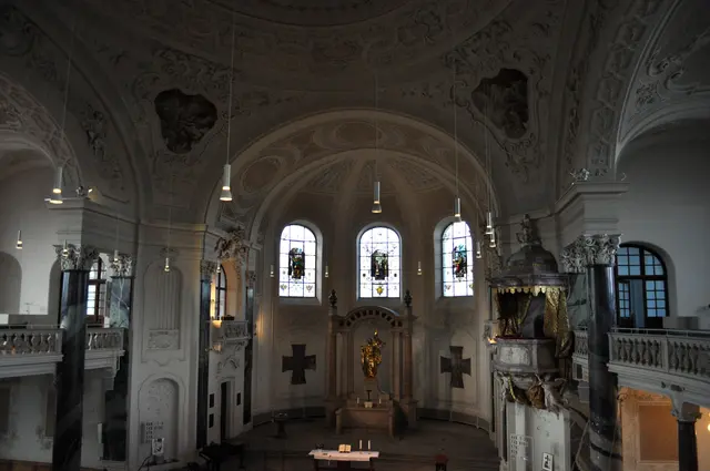 Noch ein Überblick über die Kirche. Die Seitenschiffsemporen sind in elliptischen Wölbungen eingearbeitet. | Foto: Daniela Somers