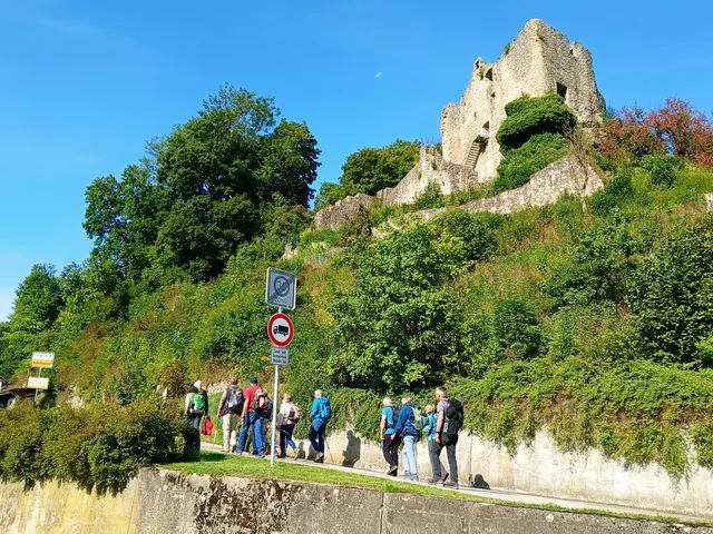 Aufwärts geht's.  Oberhalb liegt die Burgruine Bichishausen.   | Foto: sigischlottke
