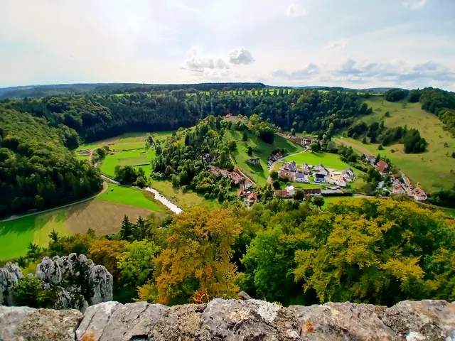 Dort unten ist der Hügel mit Burg Niedergundelfingen zu sehen.   | Foto: sigischlottke