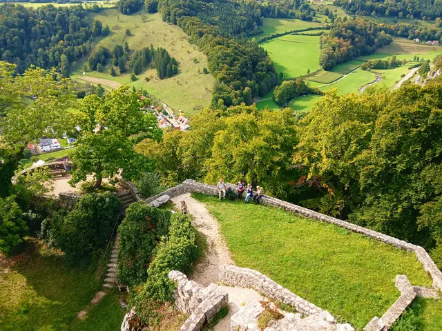 Die Wanderer dort unten sehen wie kleine Zwerge aus.   | Foto: sigischlottke