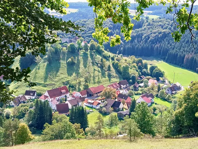 Über dem Örtchen Bichishausen thront Burg Niedergundelfingen.  Gut auf dem Bild zu sehen.   | Foto: sigischlottke