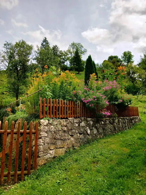 Dort gibt's auch einen wunderschönen Bauerngarten. | Foto: sigischlottke