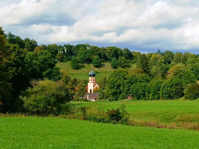 Und dort spitzt schon der Kirchturm von Bichishausen aus der schönen Lautertal-Landschaft hervor.   | Foto: sigischlottke
