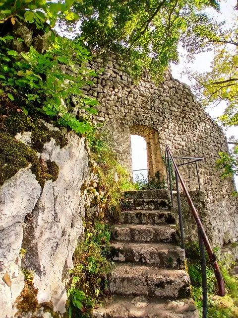Das sieht richtig romantisch aus.  
Durch diesen Torbogen hab ich die Burg verlassen.  
Der Besuch dort war ein toller Abschluss der heutigen Tour.   | Foto: sigischlottke