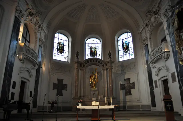 Unter dem Triumpfbogen des Hochaltars steht ein goldener Christus. „Christus mit der Siegesfahne“ | Foto: Daniela Somers