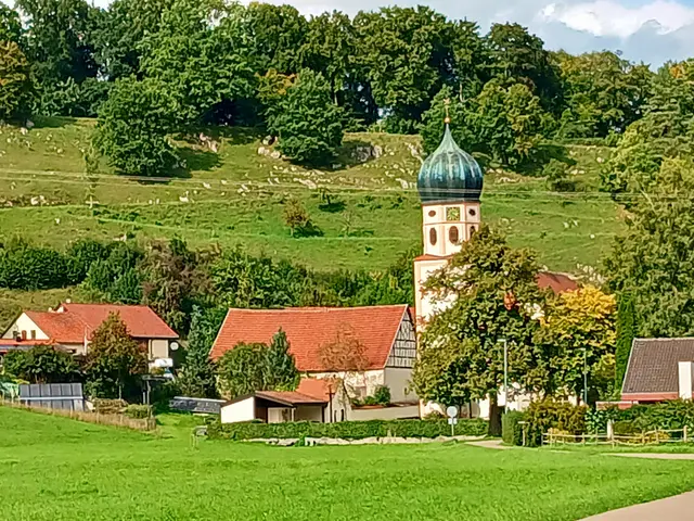 Die Kirche mit imposanten Turm. | Foto: sigischlottke