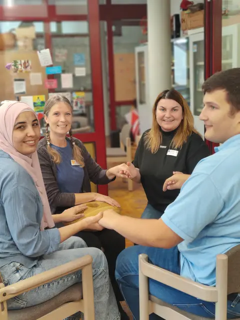 Frau Kansaa Alhasan, Frau Petra Kreiser, Frau Oana Burtz und Herr Philipp Salecker beim ausprobieren des Crdls. | Foto: Petra Kreiser