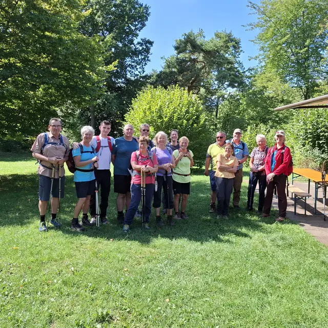 Gruppenfoto vor der Weidacher Hütte des Schwäbischen Albvereins | Foto: J. Betz
