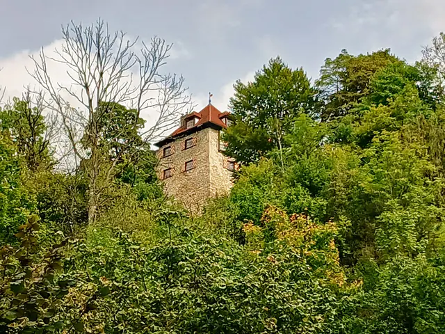 Wir kommen unterhalb der Burg Niedergundelfingen vorbei,  die sich in Privatbesitz befindet und nicht besichtigt werden kann.   | Foto: sigischlottke
