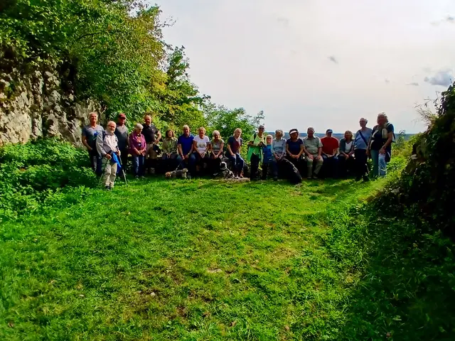 Nochmal ein Gruppenbild, bevor wir die Burgruine erkunden.   | Foto: sigischlottke