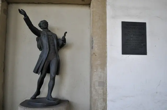 Am Torhaus ist zum Gedenken von Joseph Karl Benedikt Freiherr von Eichendorff ( Lyriker und Schriftsteller der deutschen Romantik) ein Gedenkstein angebracht. Die kleine Skulptur zeigt den Taugenichts aus  der Novelle von Joseph von Eichendorff. (Aus dem Leben eines Taugenichts). 
Auch Eichendorff war ein Kuhländler. | Foto: Daniela Somers