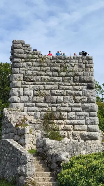 Einige Wanderer sind schon auf den Bergfried hinauf gestiegen und genießen die Aussicht von dort oben.   | Foto: Beate Bonte 