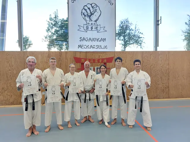 Die erfolgreichen Eppinger DAN-Prüflinge mit ihrem Dojoleiter und Trainer: (von links) Roland Heil, Patrick Pruschwitz, Alisa Bregler, Dojoleiter Matthias Schäfer, Helen Heil, Dennis Heil und Johannes Geng | Foto: Karateverein Eppingen