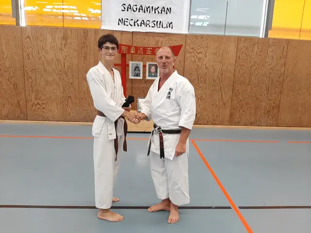 Dojoleiter Matthias Schäfer (rechts) gratuliert Dennis Heil zur bestandenen Meisterprüfung (1. DAN). | Foto: Karateverein Eppingen