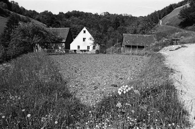 Der Hof der Geschwister Kathe und Gottfried Wendel. Das Buch von Roland Bauer "Bäuerliche Lebensformen sterben mit den alten Leuten", erschienen 1982 in der edition cordeliers und 2012 mit neuem Vorwort herausgebracht, erzählt mit eindrücklichen Fotos vom einfachen, beschwerlichen und doch zufriedenen Leben des hochbetagten Geschwisterpaares, das in der Nachbarschaft des jungen Fotografen in Winterberg lebte. Auch Schwester Marie, eine damals schon lange pensionierte Diakonisse wird in diesem Buch porträtiert, als sie Ende des Jahres 1980 einen Krankenbesuch bei Gottfried Wendel machte. 
 | Foto: Fotograf Roland Bauer