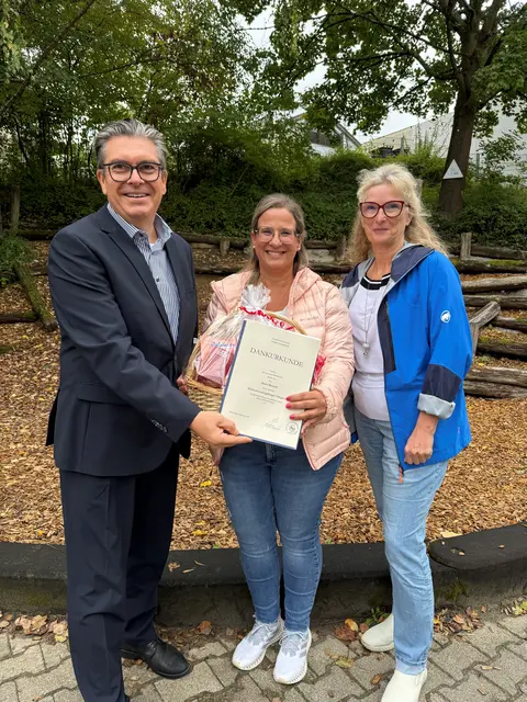 Von links: stellvertretender Bürgermeister Michael Meder,  Anita Bausch und die Gesamtleiterin der Kindertageseinrichtungen, Silke Gustmann.  | Foto: Gemeinde Oberstenfeld 