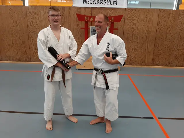 Dojoleiter Matthias Schäfer gratuliert Patrick Pruschwitz (links) zur bestandenen Meisterprüfung (1. DAN). | Foto: Karateverein Eppingen