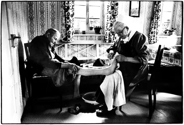 Schwester Marie mit Kathe Wendel in der Wohnstube. Zu den ehrenamtlichen Aufgaben der pensionierten Diakonisse gehörte auch die Fußpflege.  | Foto: Fotograf Roland Bauer, Winterberg